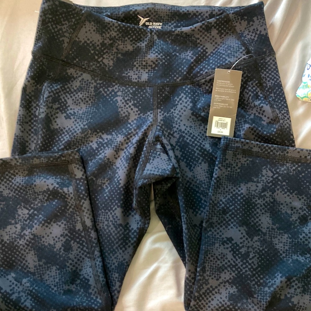 Old Navy Active Capri Leggings Compression size Medium NWT